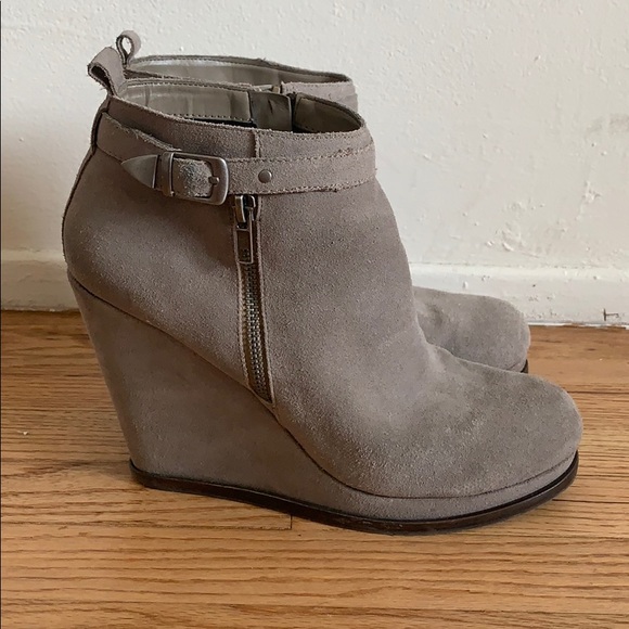 Cute Suede DV Wedges with a zipper! - Picture 3 of 4